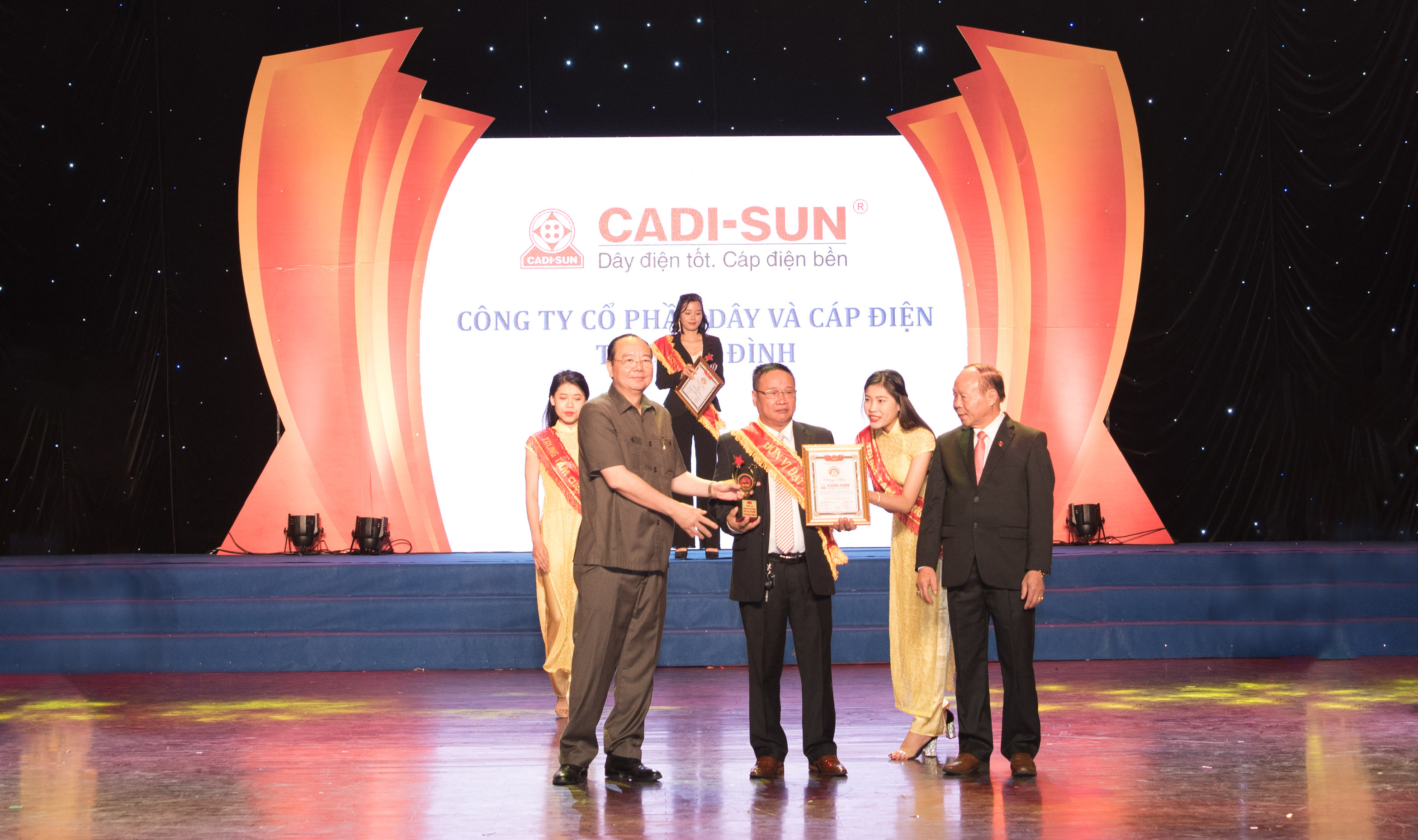 CADI-SUN - Gương mặt Top 10 Thương hiệu tín nhiệm – Sản phẩm, dịch vụ chất lượng cao 2018 và Sao Vàng Doanh nhân Đất Việt 2018